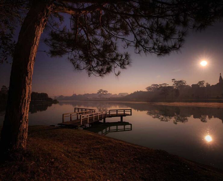 A moonlit night at lake side. Pixabay photo