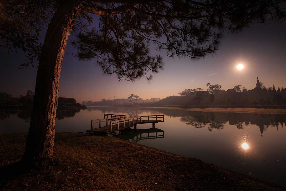 A moonlit night at lake side. Pixabay photo