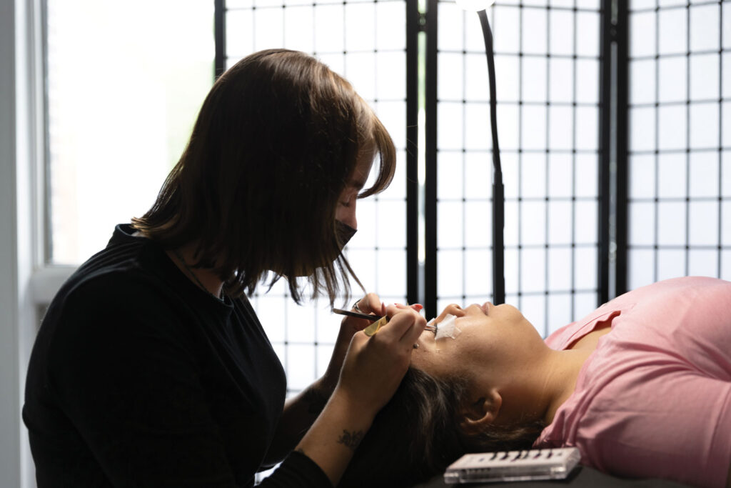 Miranda Fuhr applying Alana Harper Lashes on client