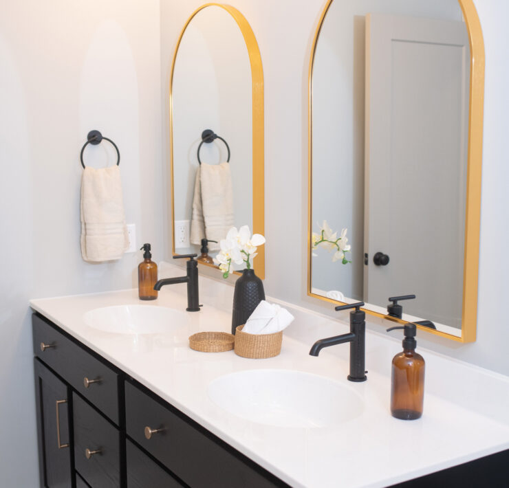 Double vanity with brass details in a modern bathroom
