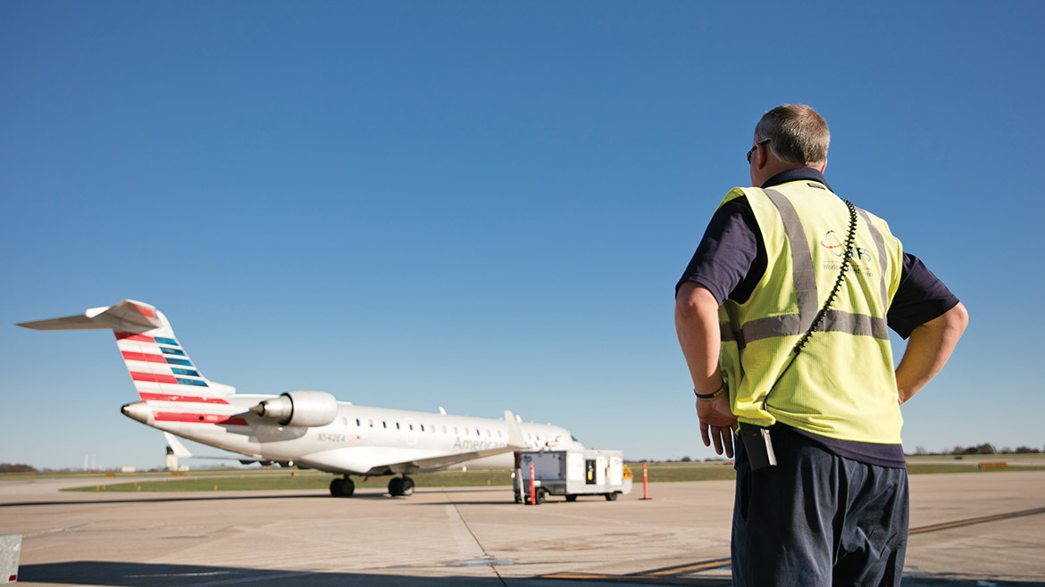 airport-cou-worker