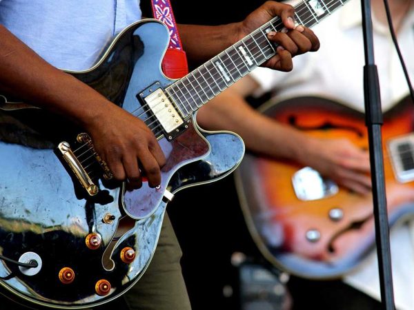 Image of two people playing electric guitars to illustrate a story about the 1974 'Missouri Woodstock. Image from Pixabay