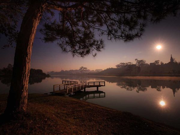 A moonlit night at lake side. Pixabay photo