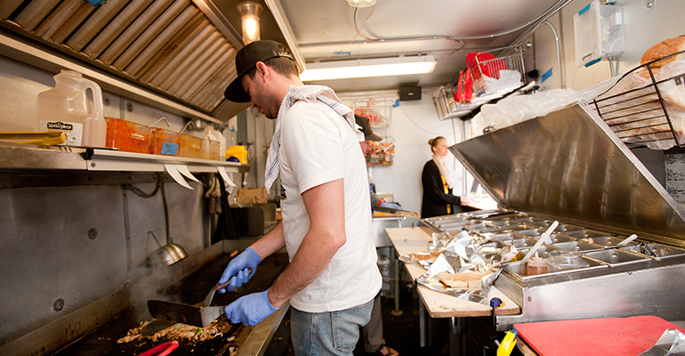 FoodTruck-GrillABrothers-Cooking