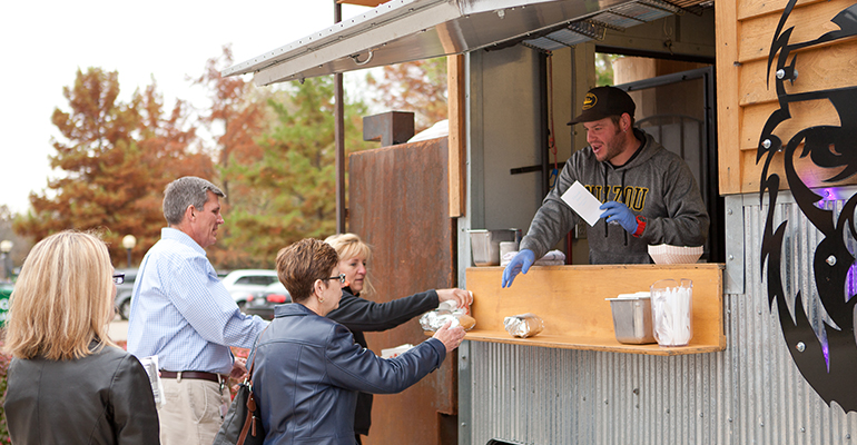 FoodTruck-GrillABrothers-DanielThorne-CustomerService