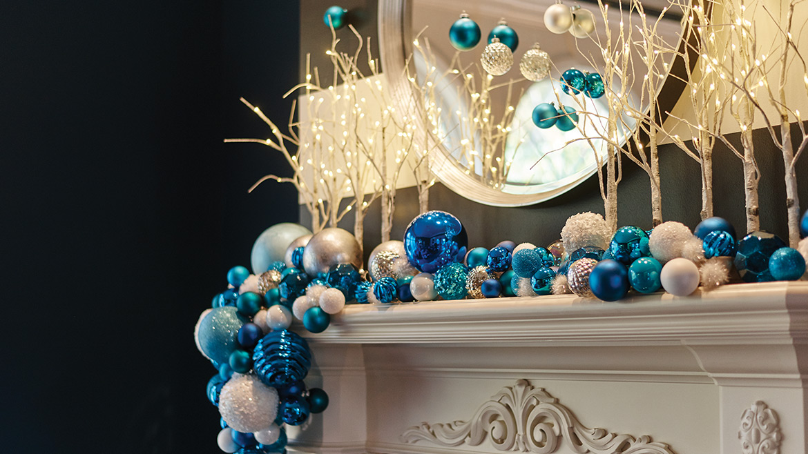 blue-white-mantel-christmas