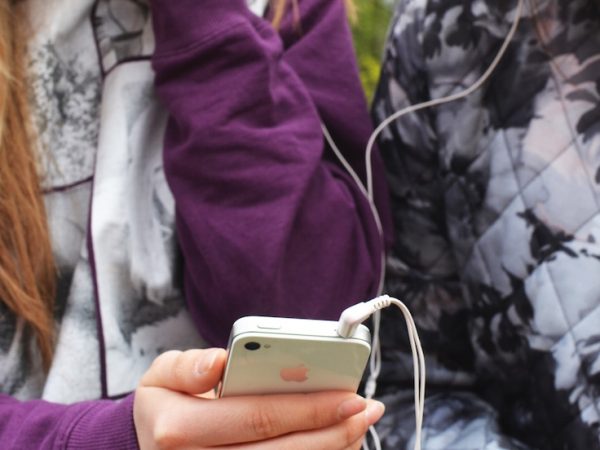 people-hand-iphone-smartphone