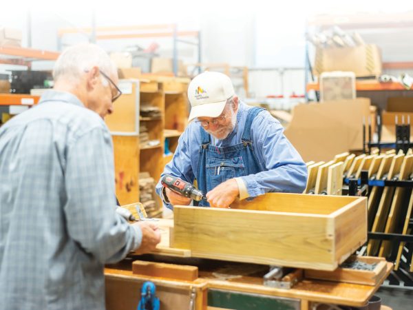 Mobility_volunteers-assembling-cart
