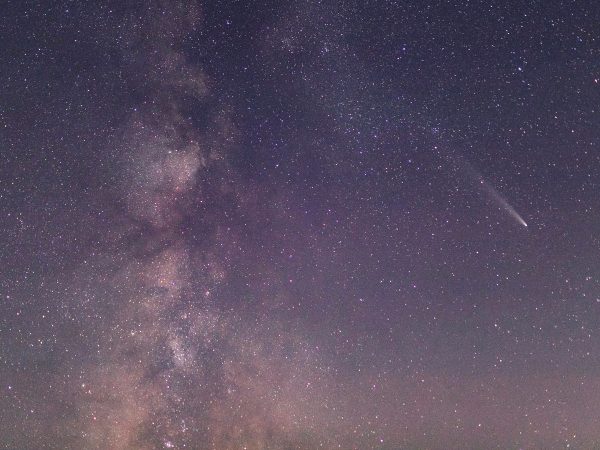 featured-comet-in-the-sky-surrounded-by-stars