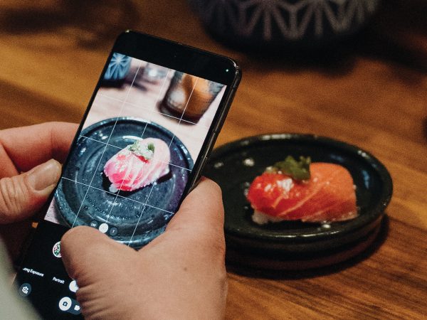featured-diner-taking-photo-of-nigiri-course-at-ikigai-omakase