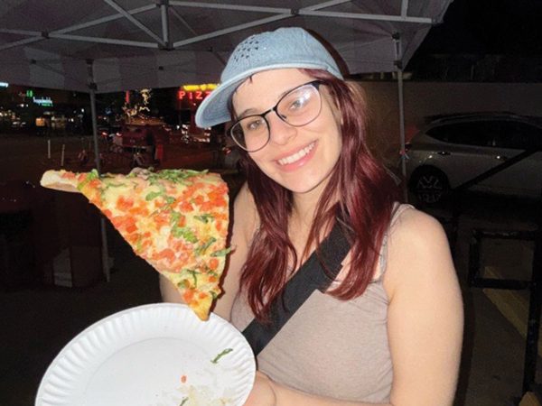featured-kelsey-winkeljohn-enjoying-pizza-in-austin
