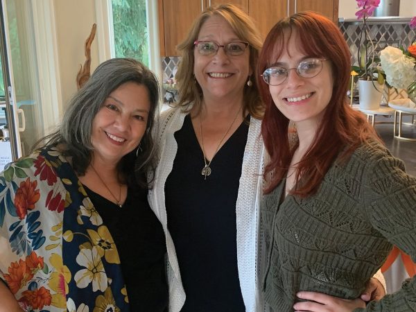 featured-associate-editor-kelsey-winkeljohn-with-family-at-reunion